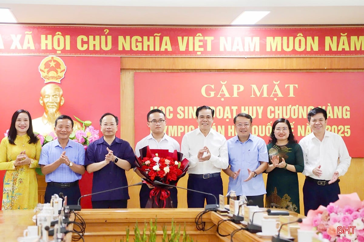Lãnh đạo tỉnh và Sở GD&ĐT Hà Tĩnh chúc mừng em Trần Minh Hoàng - cựu học sinh lớp 12 Toán 1 Trường THPT Chuyên Hà Tĩnh, chủ nhân của tấm HCV Olympic Toán quốc tế năm 2025.