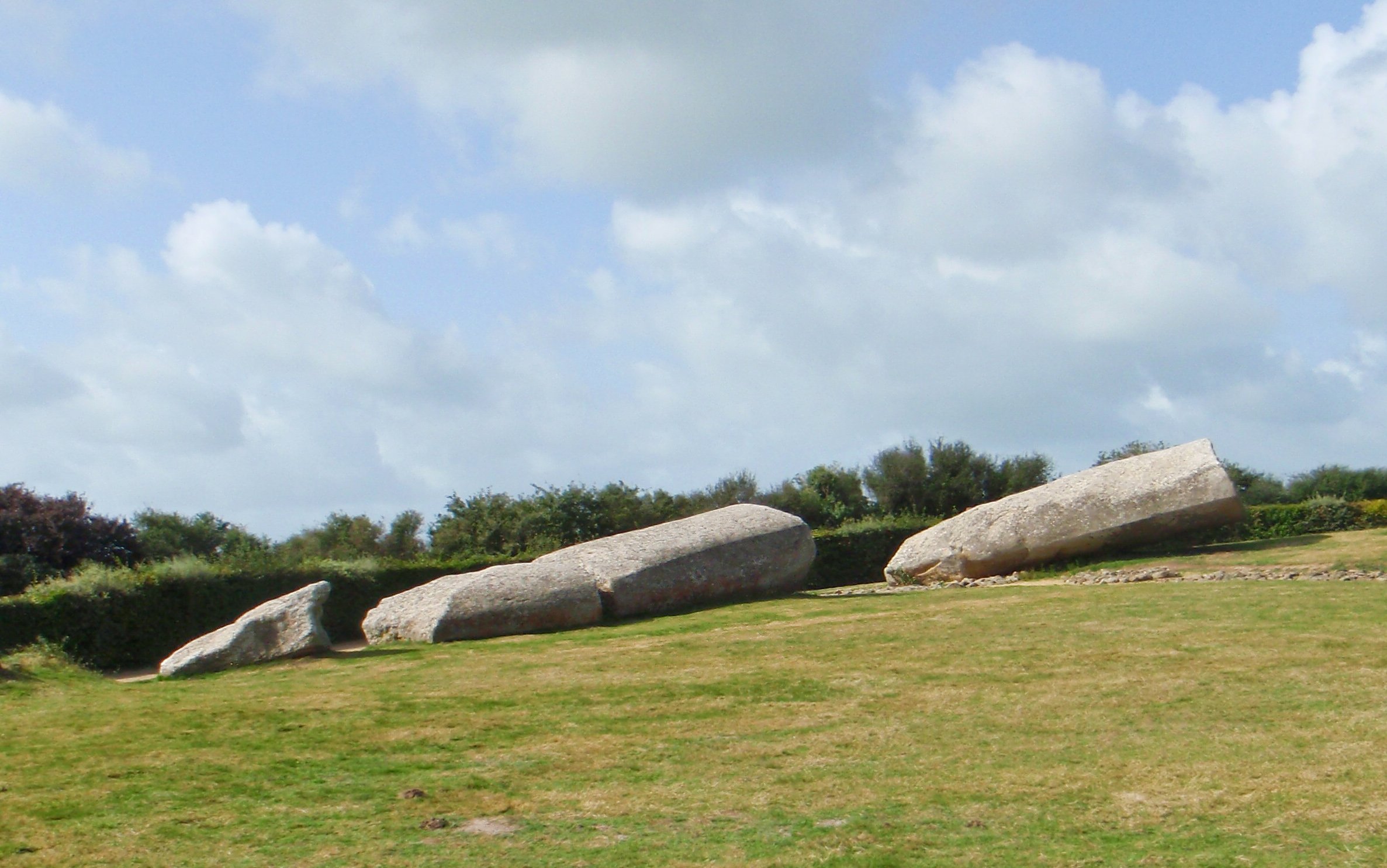 3. Nơi có tấm cự thạch lớn nhất thế giới. Tại Locmariaquer từng tồn tại Grand Menhir Brisé, khối đá cao tới 20 mét và nặng khoảng 280 tấn, khối đã tiền sử lớn nhất từng được dựng lên. Ảnh: wikimedia.org.