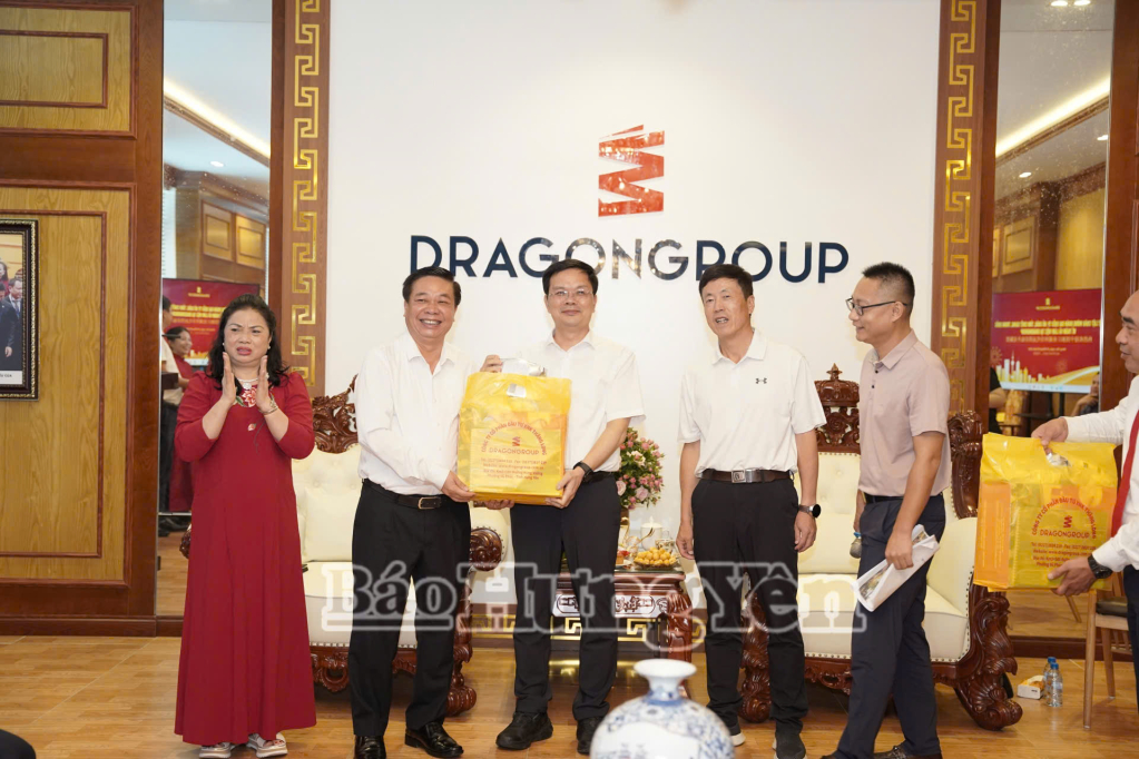 សមមិត្ត Nguyen Quang Hung សមាជិកគណៈកម្មាធិការអចិន្ត្រៃយ៍បក្សខេត្ត អនុប្រធានអចិន្ត្រៃយ៍គណៈកម្មាធិការប្រជាជនខេត្ត Hung Yen ជូនវត្ថុអនុស្សាវរីយ៍ដល់សមមិត្ត Lian Kunming អនុលេខាគណៈកម្មាធិការបក្សទីក្រុង អភិបាលក្រុង Huzhou ខេត្ត Zhejiang ប្រទេសចិន។