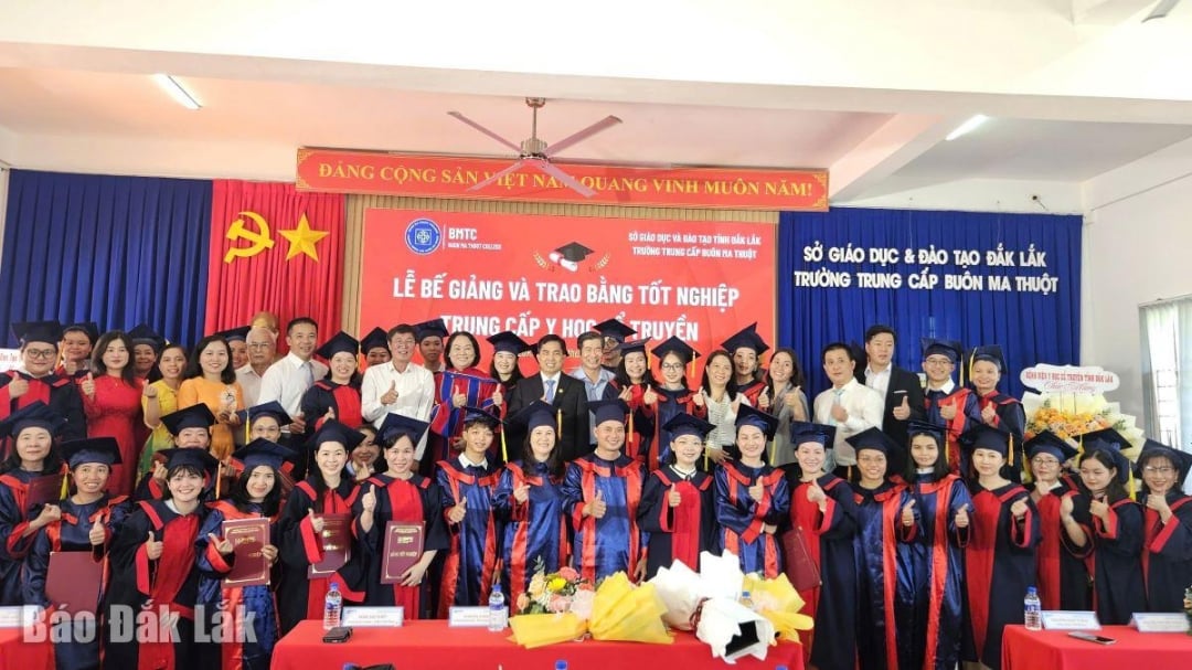 លោកគ្រូ អ្នកគ្រូ និងសិស្សានុសិស្សនៃអនុវិទ្យាល័យ ប៊ុនម៉ាធឿត នៅ