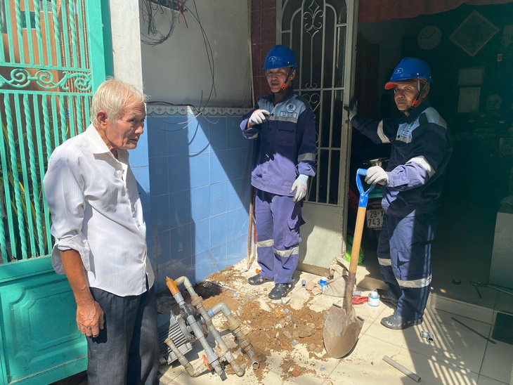 Sawaco hỗ trợ người dân TP.HCM trám giếng khoan tại xã   10 năm sụt lún 44cm - Ảnh 2.