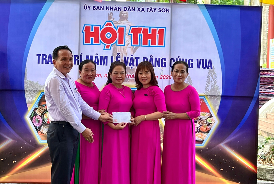 lanh-dao-ubnd-xa-tay-son-trao-giai-nhat-cho-doi-thi-thon-thu-thien-thuong-va-thon-thu-thien-ha.jpg