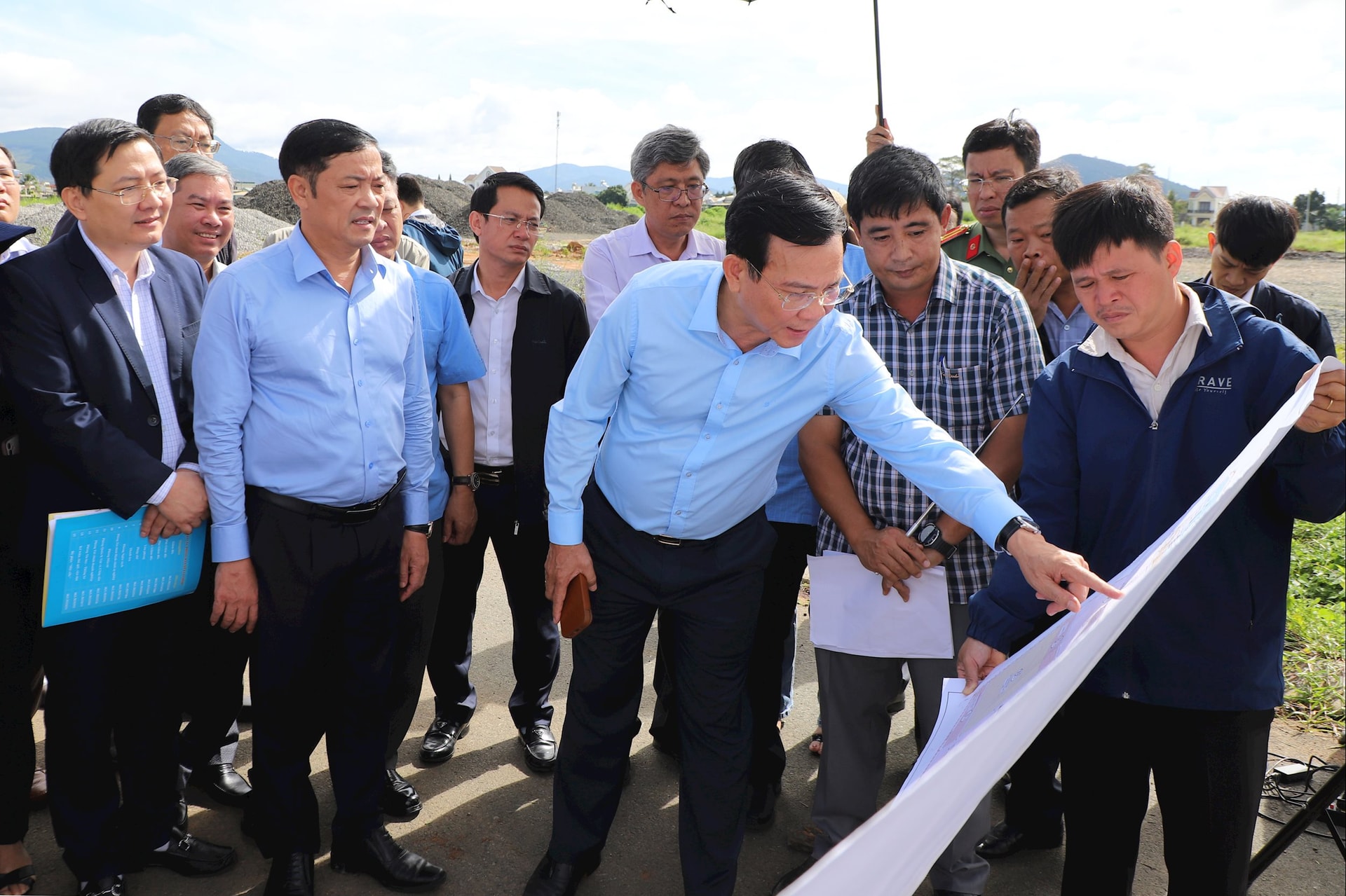 សមមិត្ត Ho Van Muoi អនុលេខាគណៈកម្មាធិការបក្សខេត្ត ប្រធានគណៈកម្មាធិការប្រជាជនខេត្ត និងគណៈប្រតិភូបានចុះអង្កេត និងត្រួតពិនិត្យមជ្ឈមណ្ឌលរដ្ឋបាល-ទីលាន Duc Trong។