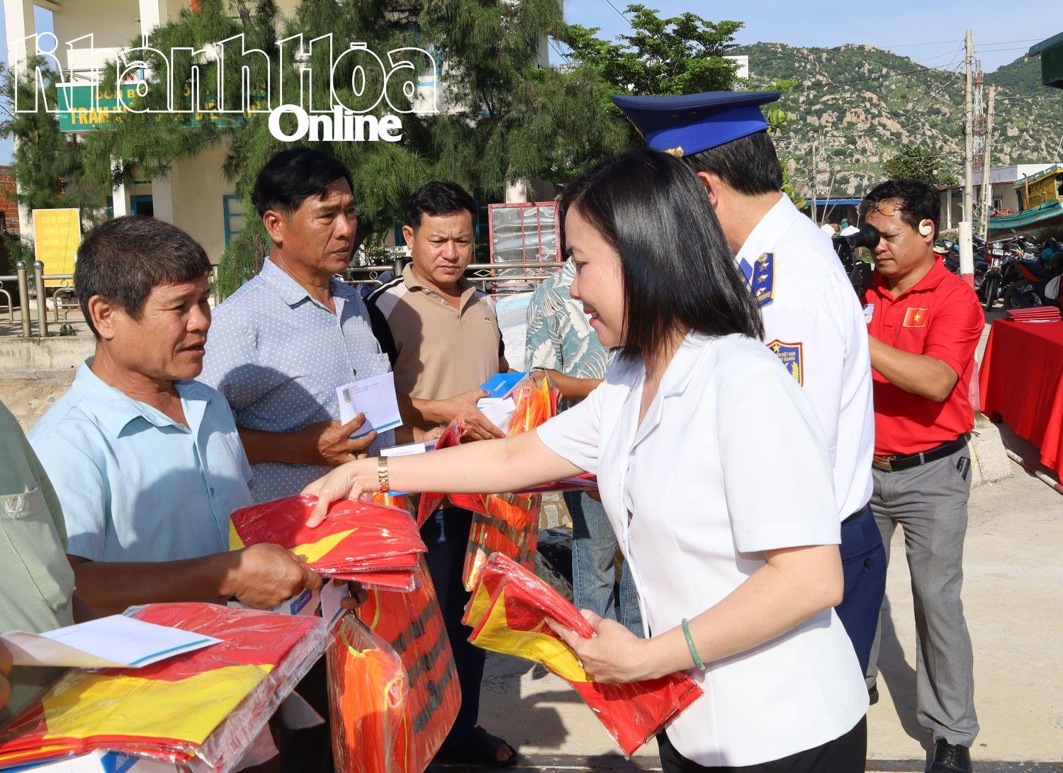 លោកស្រី Ha Hong Hanh ជូនអំណោយដល់ប្រជានេសាទ។