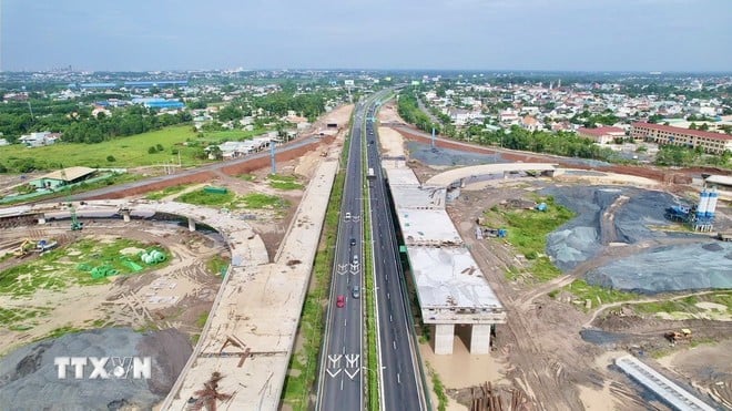ផ្លូវប្រសព្វរវាងផ្លូវប្រសព្វ Bien Hoa-Vung Tau ផ្លូវតភ្ជាប់អាកាសយានដ្ឋាន Long Thanh និងផ្លូវហាយវេទីក្រុងហូជីមិញ-ឡុងថាញ់-ដាវ យ៉ាៃ កំពុងដំណើរការសាងសង់។ (រូបថត៖ Cong Phong/VNA)