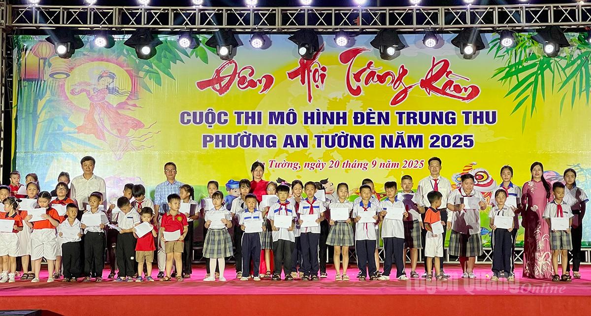 ថ្នាក់ដឹកនាំគណៈកម្មាធិការប្រជាជនសង្កាត់ An Tuong និងអ្នកឧបត្ថម្ភផ្តល់អំណោយដល់សិស្សក្រីក្រដែលជំនះការលំបាកនៅតំបន់នោះ។