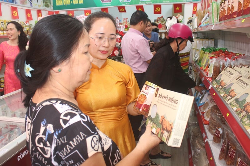 đưa nông, đặc sản địa phương đến gần hơn với người dân, du khách.