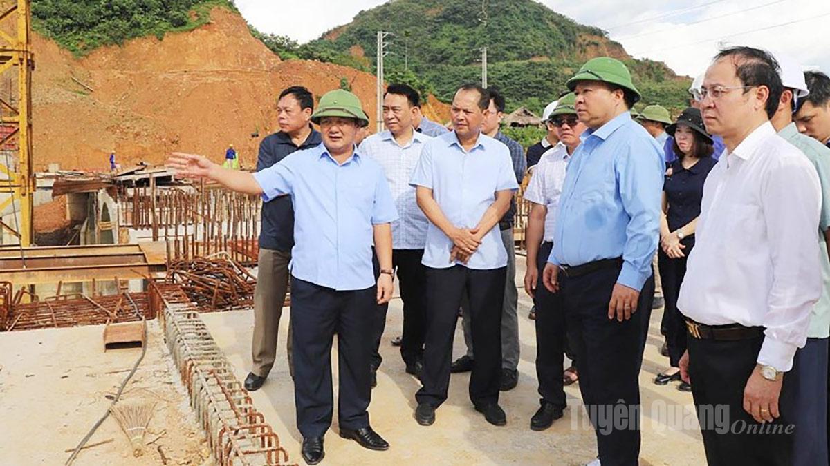 លេខាគណៈកម្មាធិការបក្សខេត្ត Tuyen Quang លោក Hau A Lenh បានត្រួតពិនិត្យដំណើរការសាងសង់ទំនប់ ដើម្បីបង្កើតទេសភាពតាមដងទន្លេ Lo សង្កាត់ Ha Giang 1។