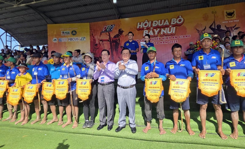 ការ​ប្រកួត​ប្រជែង​គ្នា​យ៉ាង​ខ្លាំង​នៅ​មហោស្រព​ប្រណាំង​រថយន្ត Bay Nui Bull ឆ្នាំ 2025 -0