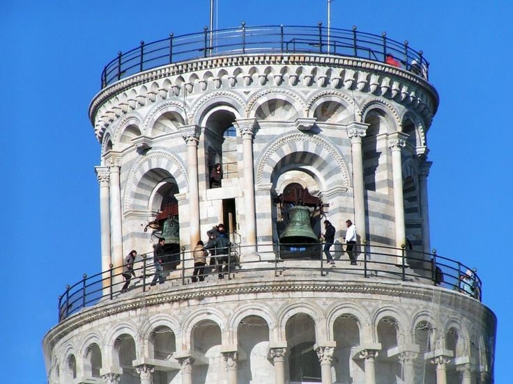 Thiết kế ban đầu không có ý định nghiêng. Khác với một số giả thuyết dân gian, tháp Pisa được xây dựng để thẳng đứng hoàn toàn chứ không phải “nghiêng có chủ đích”. Ảnh: Pinterest.