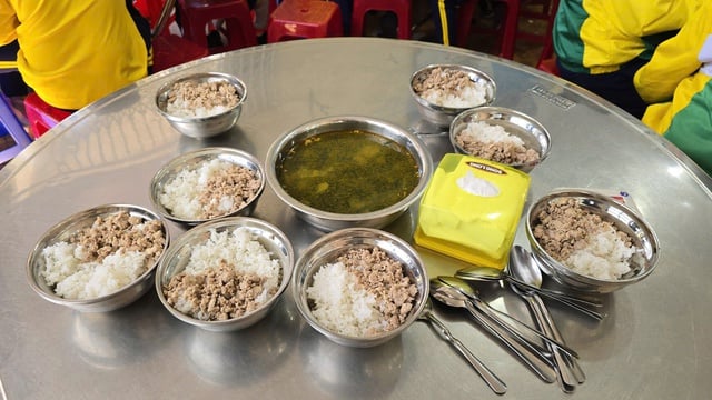 Lâm Đồng siết chặt an toàn thực phẩm bếp ăn trường học sau vụ thực phẩm bẩn - Ảnh 4.