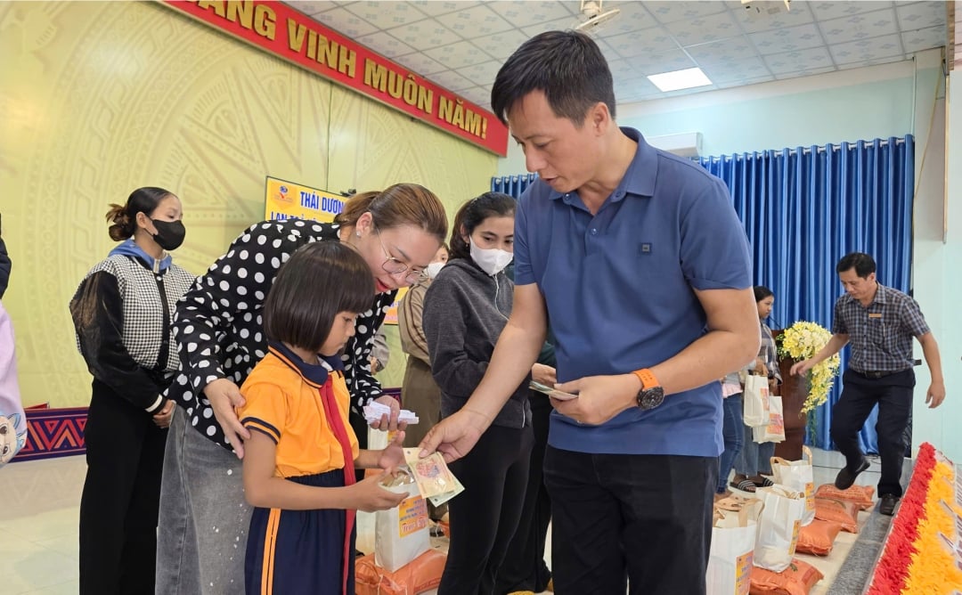 Ông Nguyễn Đại Hải - Giám đốc kinh doanh Nesty và bà Võ Thị Mỹ Thảo  - Tổng kho sơn Tiến Đạt Buôn Ma Thuột ...