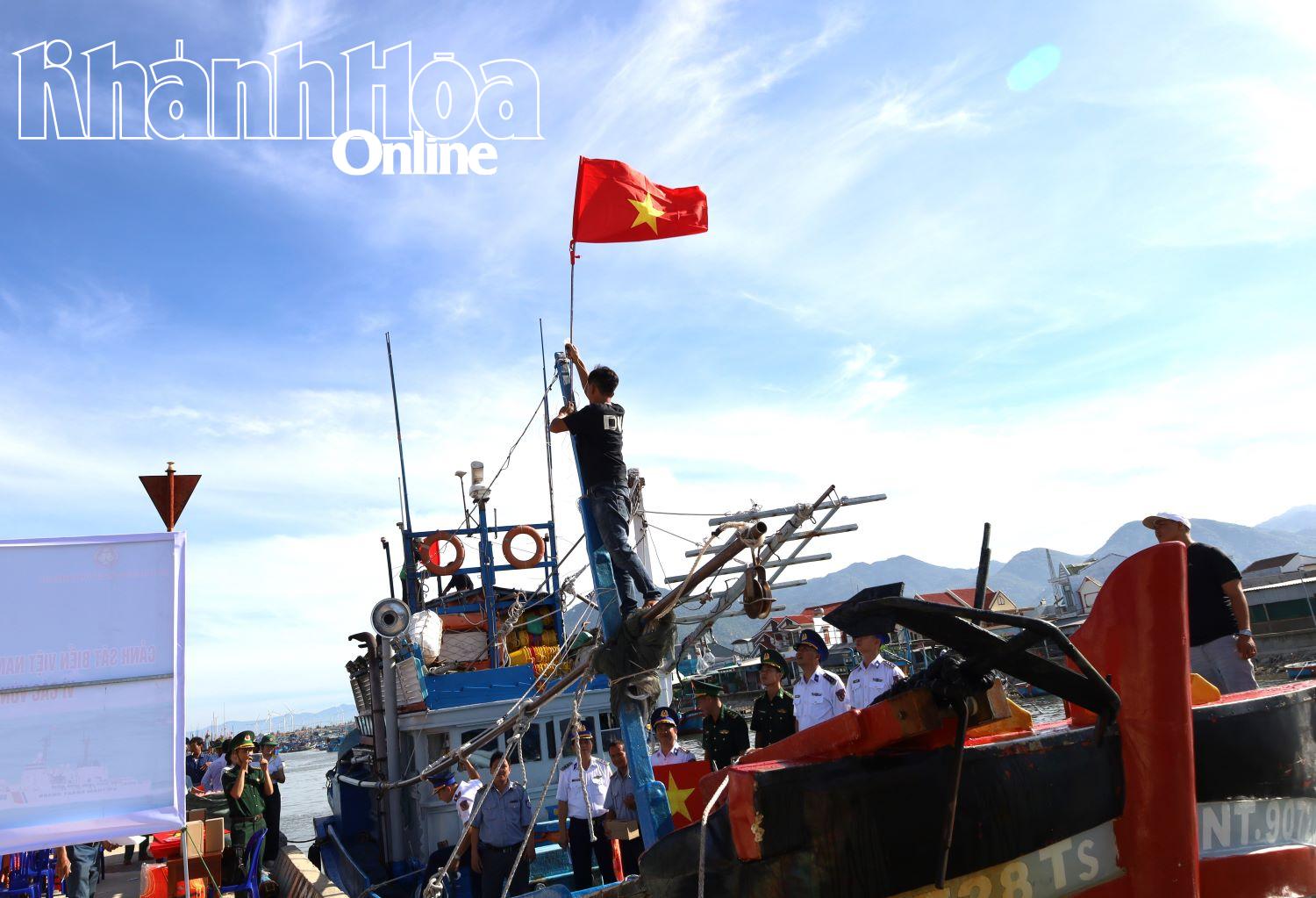 អ្នកនេសាទប្តូរទង់ជាតិថ្មីនៅលើទូក។