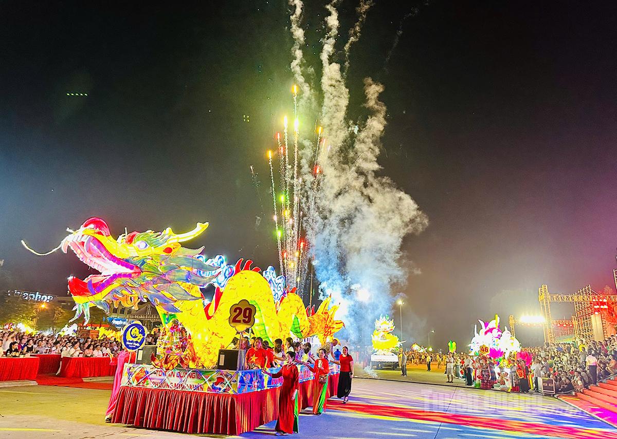 Mô hình Rồng vàng của Tổ dân phố Tân Quang 10 tiến vào khu vực chấm thi.