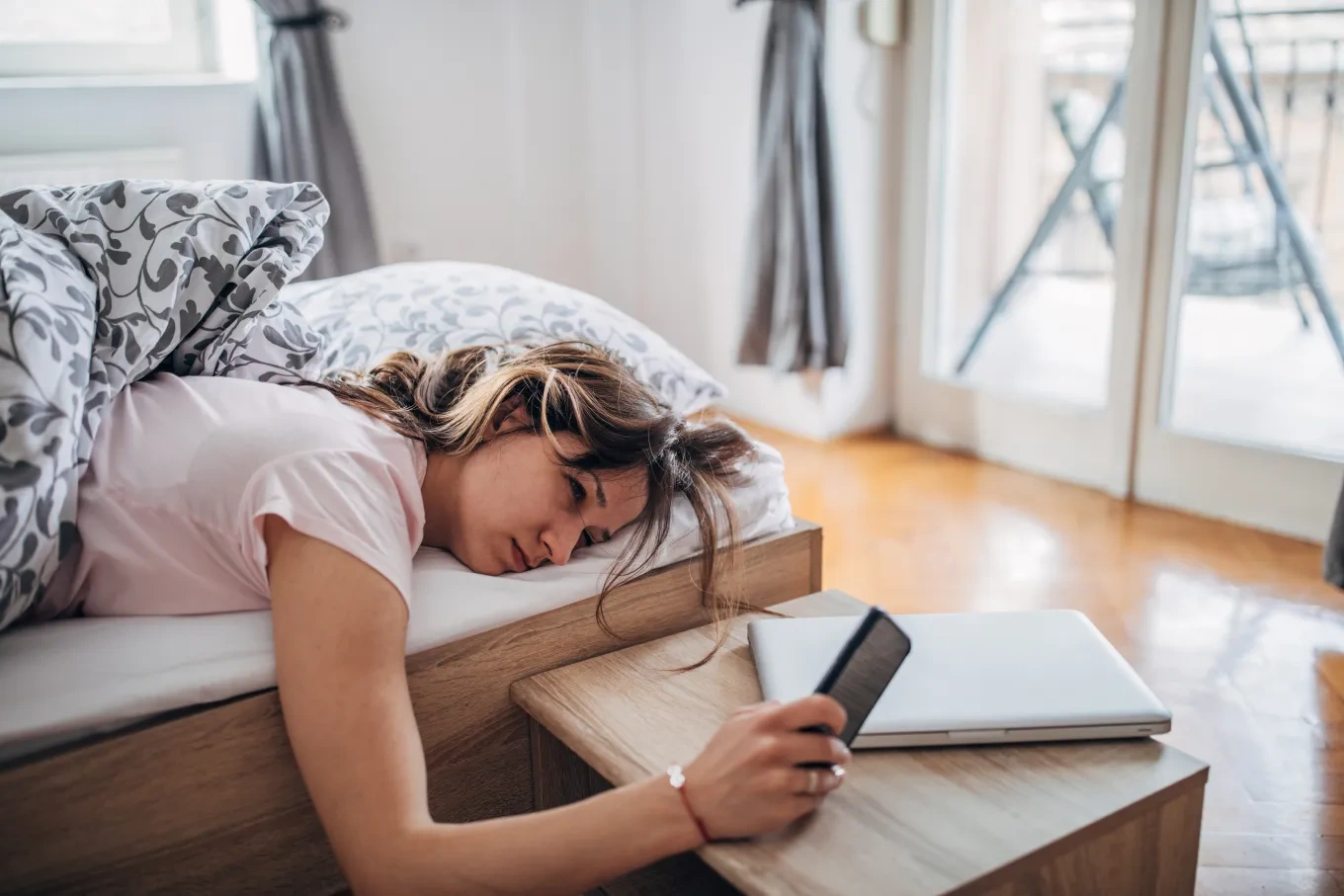 Gen Z kiệt quệ tài chính: Nằm lì trên giường để trốn tránh hay để đầu tư? - 1