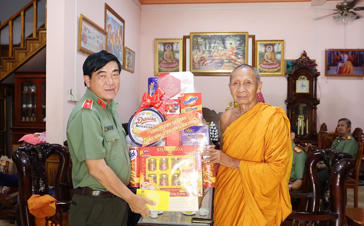 Thiếu tướng Nguyễn Văn Hận, Ủy viên Ban thường vụ Tỉnh ủy, Giám đốc Công an tỉnh tặng quà chùa Soài So
