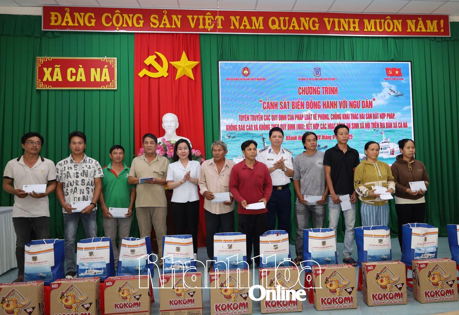 តំណាងអង្គភាពបានផ្តល់អំណោយដល់គ្រួសារគោលនយោបាយ និងគ្រួសារនេសាទក្នុងស្ថានភាពលំបាក។