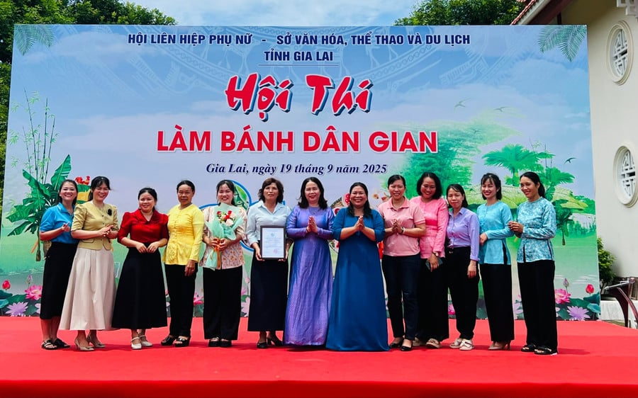 ban-to-chuc-trao-giai-nhat-hoi-thi-cho-hoi-lhpn-xa-tuy-phuoc-bac.jpg