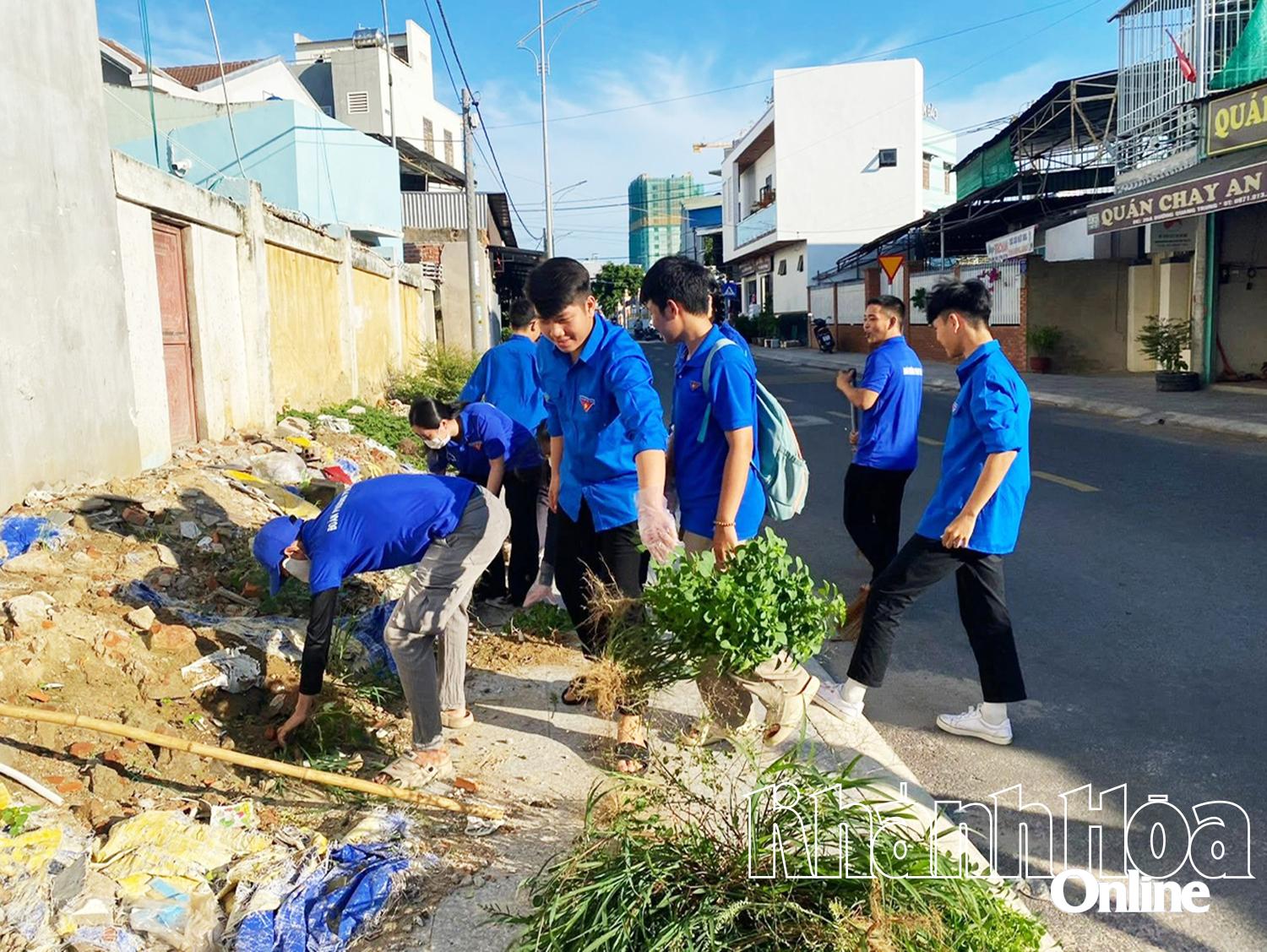 Đoàn viên, thanh niên phát quang bụi rậm làm sạch cảnh quan môi trường.