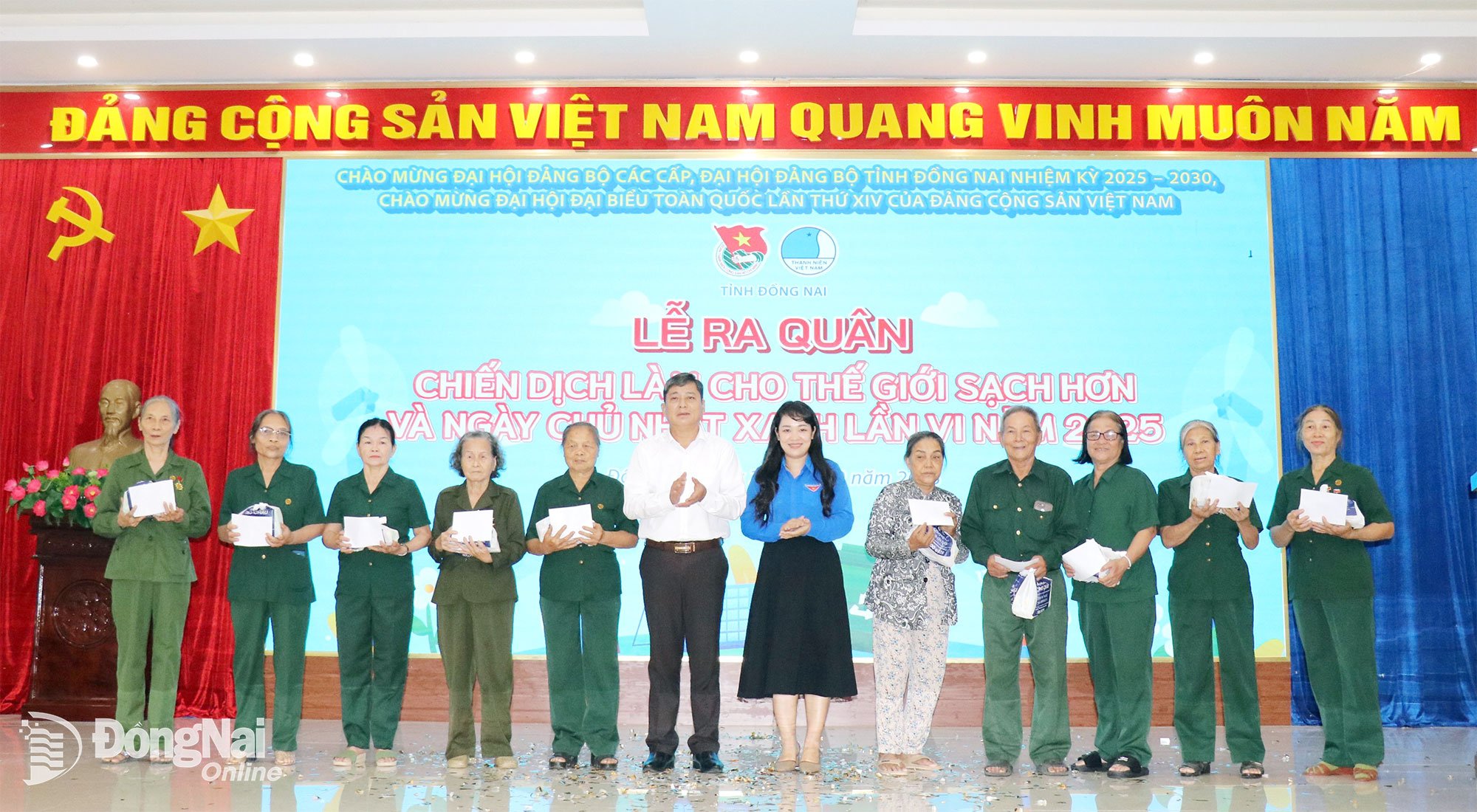 Phó Bí thư Tỉnh đoàn Nguyễn Trần Phương Hà và lãnh đạo phường Chơn Thành trao quà cho các gia đình cựu thanh niên xung phong, gia đình có công với cách mạng và gia đình chính sách của phường. Ảnh: Ngọc Huyền