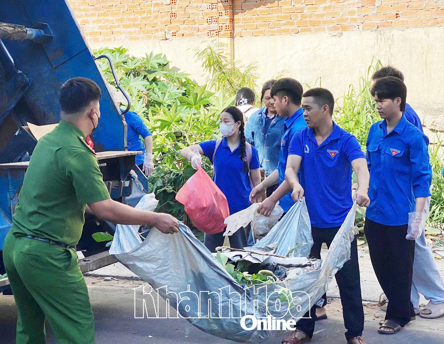 Đoàn viên, thanh niên thu gom rác thải làm sạch cảnh quan môi trường.
