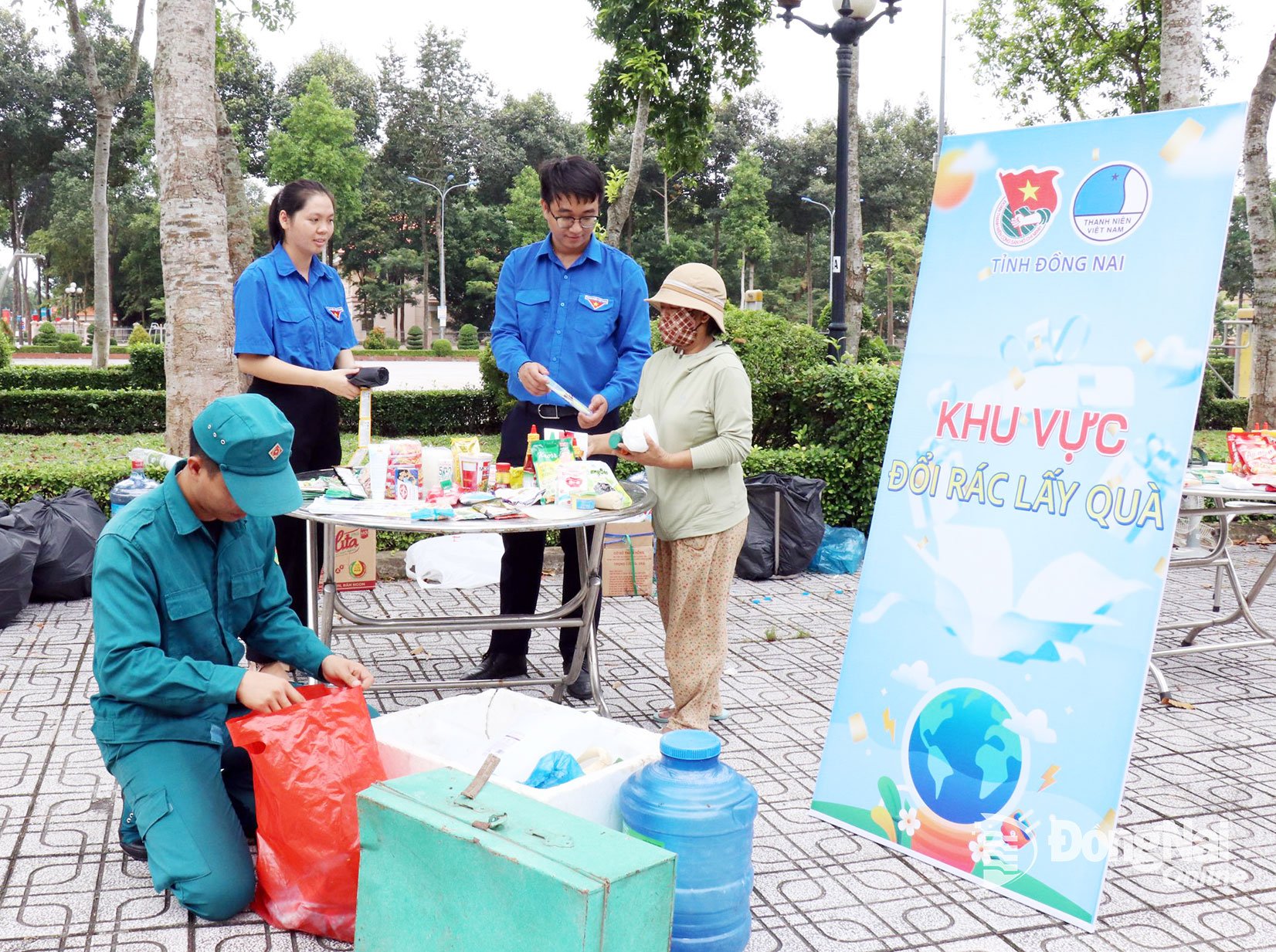 Người dân tham gia hoạt động đổi rác lấy quà. Ảnh: Ngọc Huyền