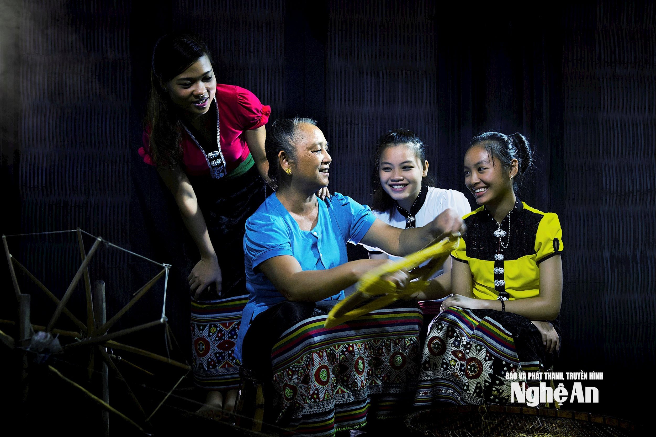 តម្បាញ​នៅ​ភូមិ​ណា។ រូបថត៖ Canh Hung