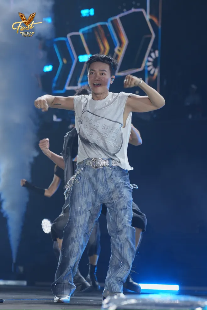 Nam khuấy động không khí V Fest trong khoảng thời gian gần cuối của concert.