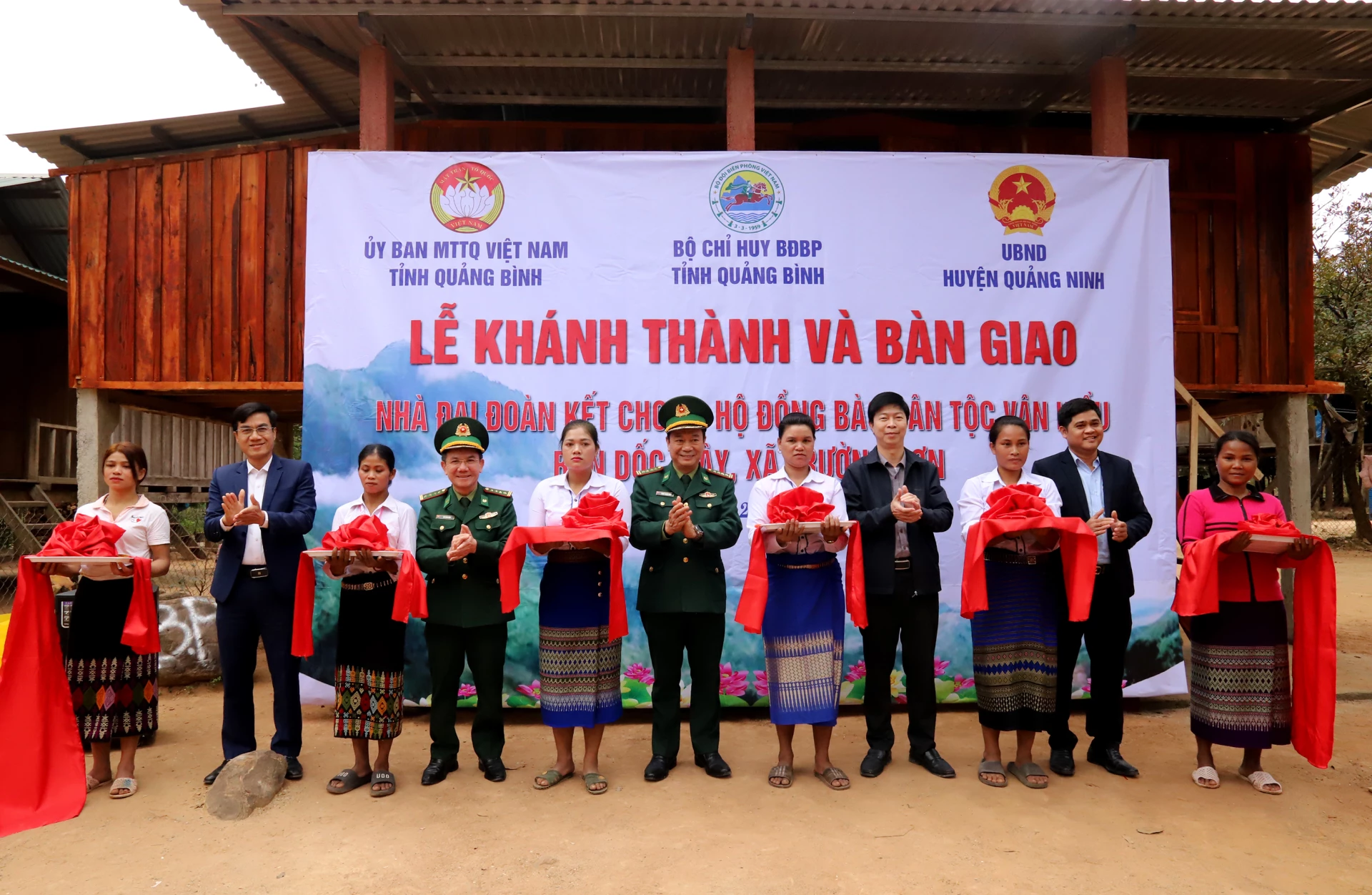 Lễ khánh thành 8 ngôi nhà “đại đoàn kết” ở bản Dốc Mây do Doanh nghiệp tư nhân Bé Tuyến thi công-Ảnh: T.Long