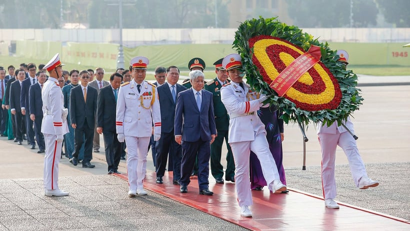 Đoàn đại biểu vào Lăng viếng Chủ tịch Hồ Chí Minh.