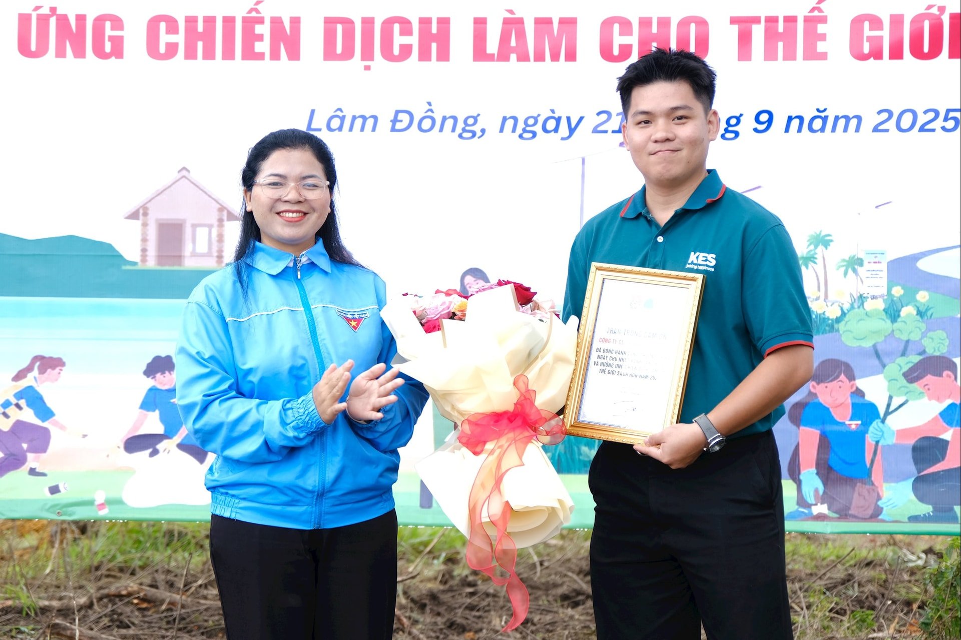 គណៈកម្មាធិការអចិន្ត្រៃយ៍សហភាពយុវជនខេត្ត ជូនកម្រងផ្កា និងលិខិតថ្លែងអំណរគុណដល់អង្គភាពដែលអមដំណើរ។