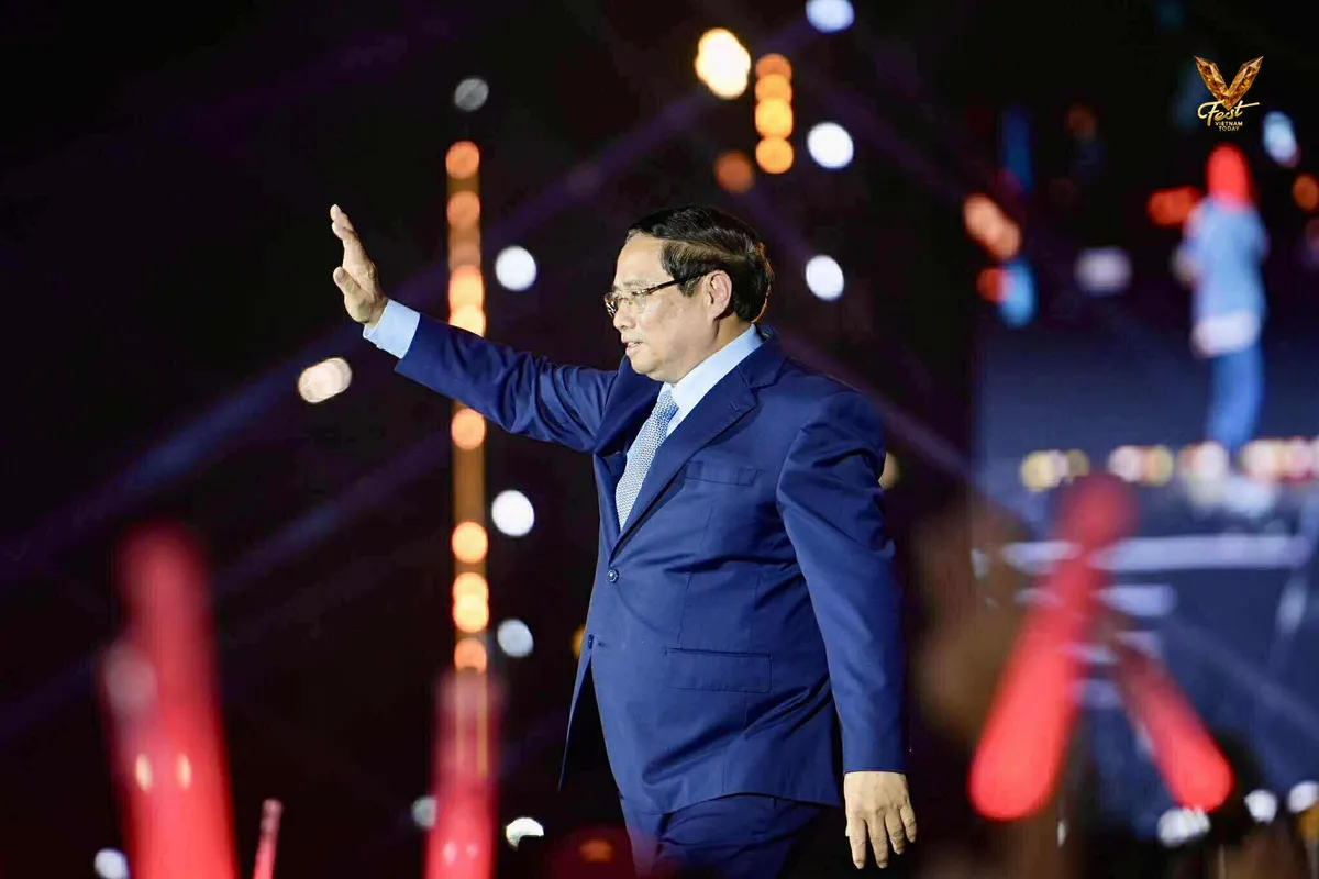 Thủ tướng Chính phủ Phạm Minh Chính bước lên sân khấu V Fest - Vietnam Today và vẫy tay chào những khán giả tham gia chương trình.