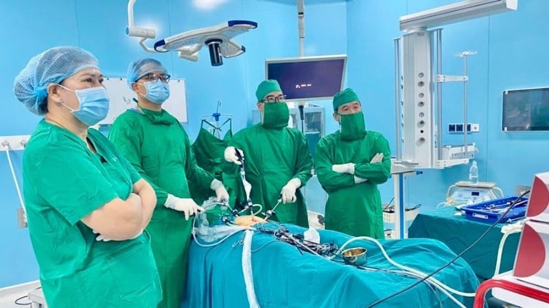 Das Ärzteteam führte in der Sonderzone Con Dao eine laparoskopische Operation an einem Fall von Blinddarmentzündung durch.