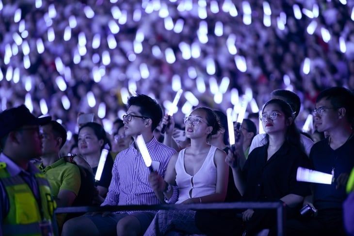 Vũ. khóc, Nguyễn Hùng tim muốn nảy ra khỏi lồng ngực khi hát hit Còn gì đẹp hơn ở V Fest - Ảnh 6.