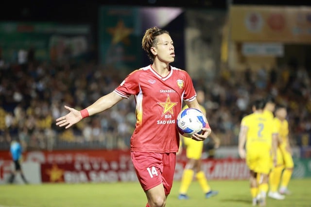 Le Viktor ភ្លឺឡើង Ha Tinh ទទួលបានកាតក្រហម ប៉ុន្តែនៅតែ 'បង្ខំ' SLNA ដើម្បីចែករំលែកពិន្ទុ: 2 គោលដៅដូចគ្នា - រូបថត 1 ។