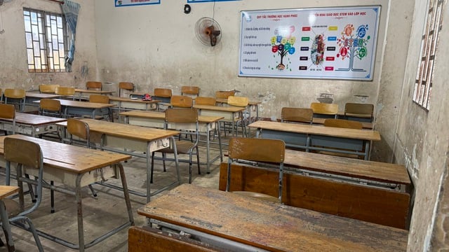 TP.HCM: Học sinh tăng đột biến, một trường tiểu học phải sử dụng bàn ghế xuống cấp - Ảnh 2.