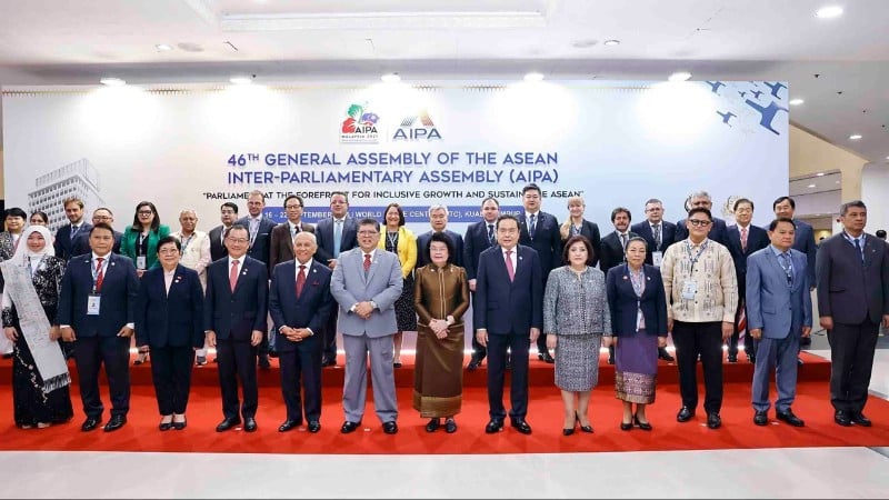 Chủ tịch Quốc hội Trần Thanh Mẫn, Chủ tịch Hạ viện Malaysia Johari bin Abdul - Chủ tịch AIPA-46 cùng các trưởng đoàn Nghị viện thành viên AIPA. (Ảnh: PHẠM THẮNG)