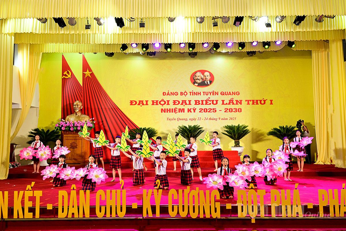 Tiết mục do các em thiếu nhi biểu diễn.