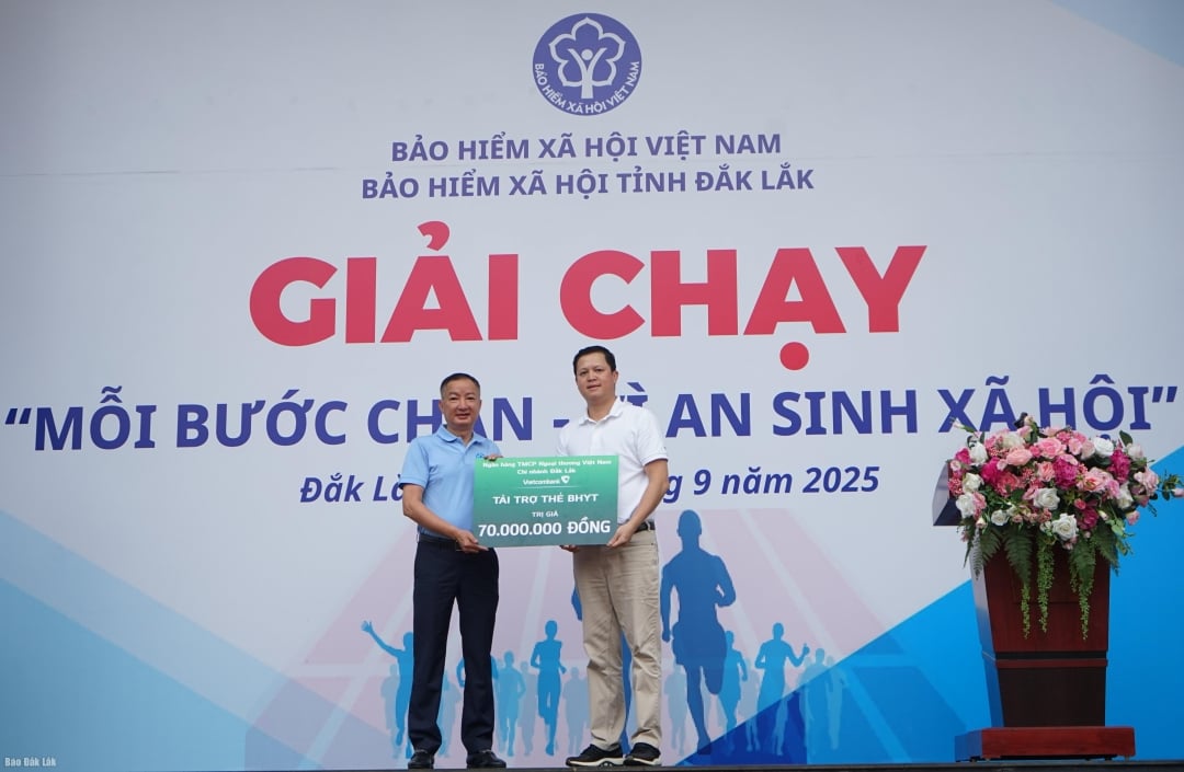 Die Joint Stock Commercial Bank for Foreign Trade of Vietnam, Zweigstelle Dak Lak, überreichte eine symbolische Bescheinigung über Unterstützungsgelder, um Menschen in schwierigen Lebenslagen Krankenversicherungskarten auszugeben.