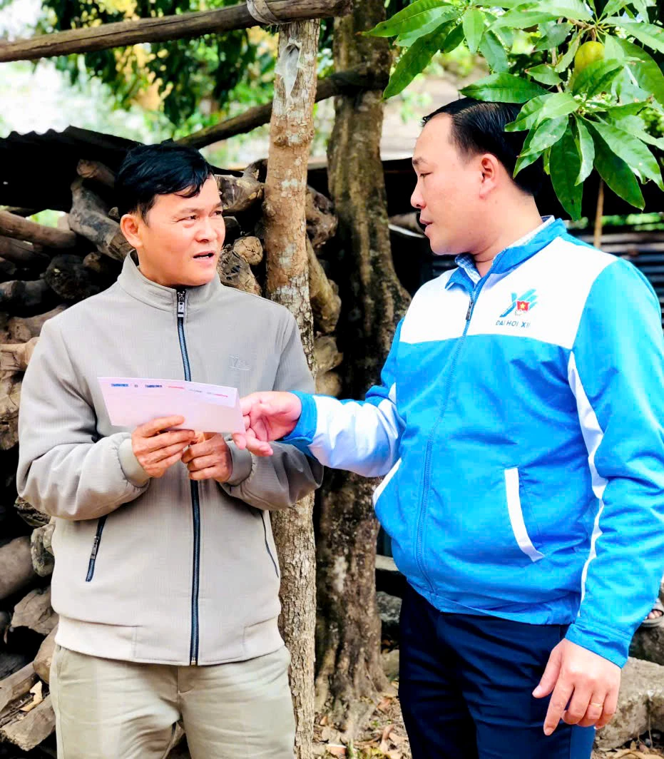Giám đốc Doanh nghiệp tư nhân Bé Tuyến Đinh Công Tráng (bên trái), người kiến thiết những ngôi nhà nghĩa tình cho đồng bào DTTS tỉnh Quảng Trị - Ảnh: T.Long