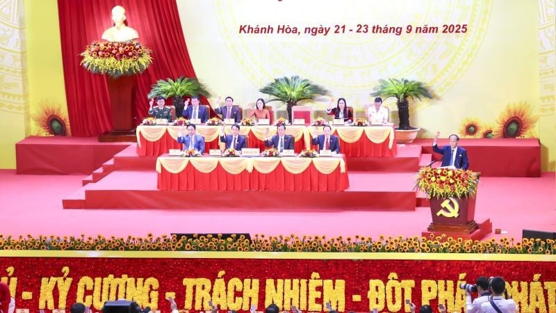 គណៈអធិបតីនៃមហាសន្និបាតបក្សខេត្តលើកទី១ អាណត្តិ ២០២៥-២០៣០។