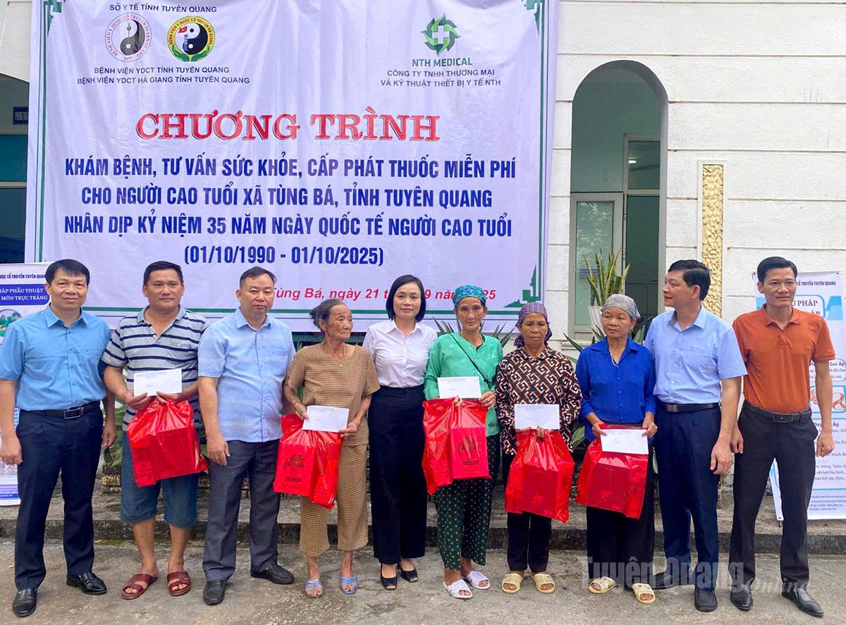 គណៈប្រតិភូបានផ្តល់អំណោយដល់មនុស្សចាស់ក្នុងស្ថានភាពលំបាក និងគ្រួសារគោលនយោបាយ។