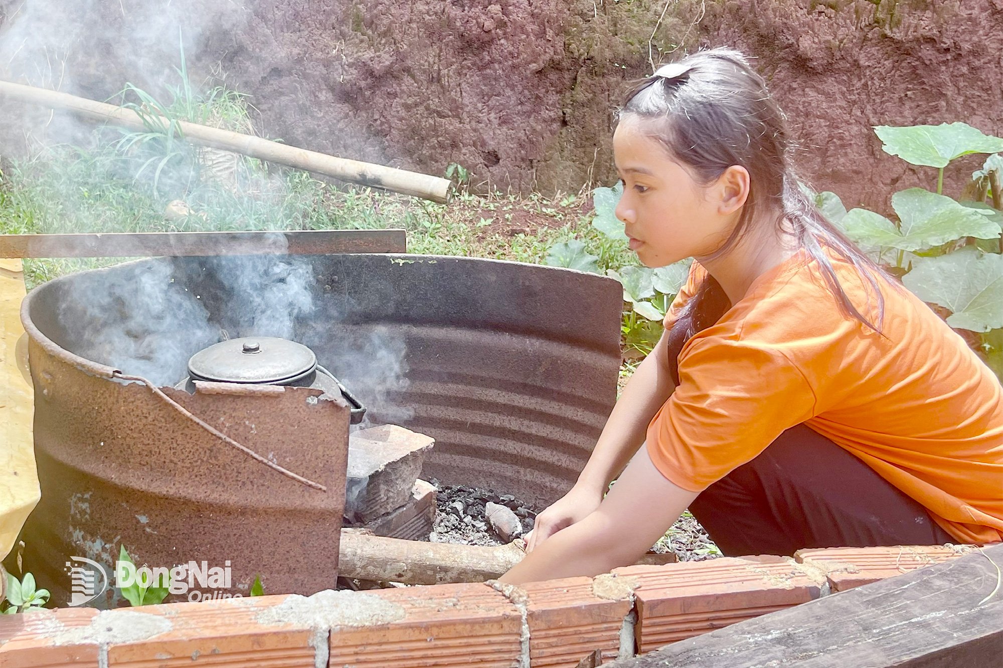 Như Quỳnh chẳng ngần ngại mà nhận đã đảm trách công việc nhà, đỡ đần người thân, giữa những ngày khốn khó. ảnh: Thu Hiền