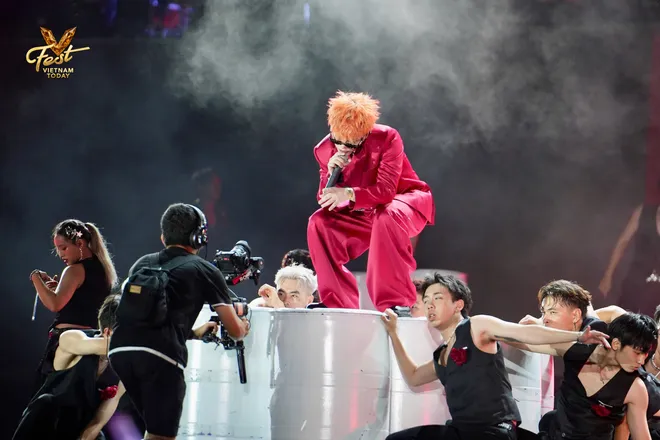 Rhyder hát "Sau cơn suy" và "Từ chối hiểu" tại V Fest – Vietnam Today.