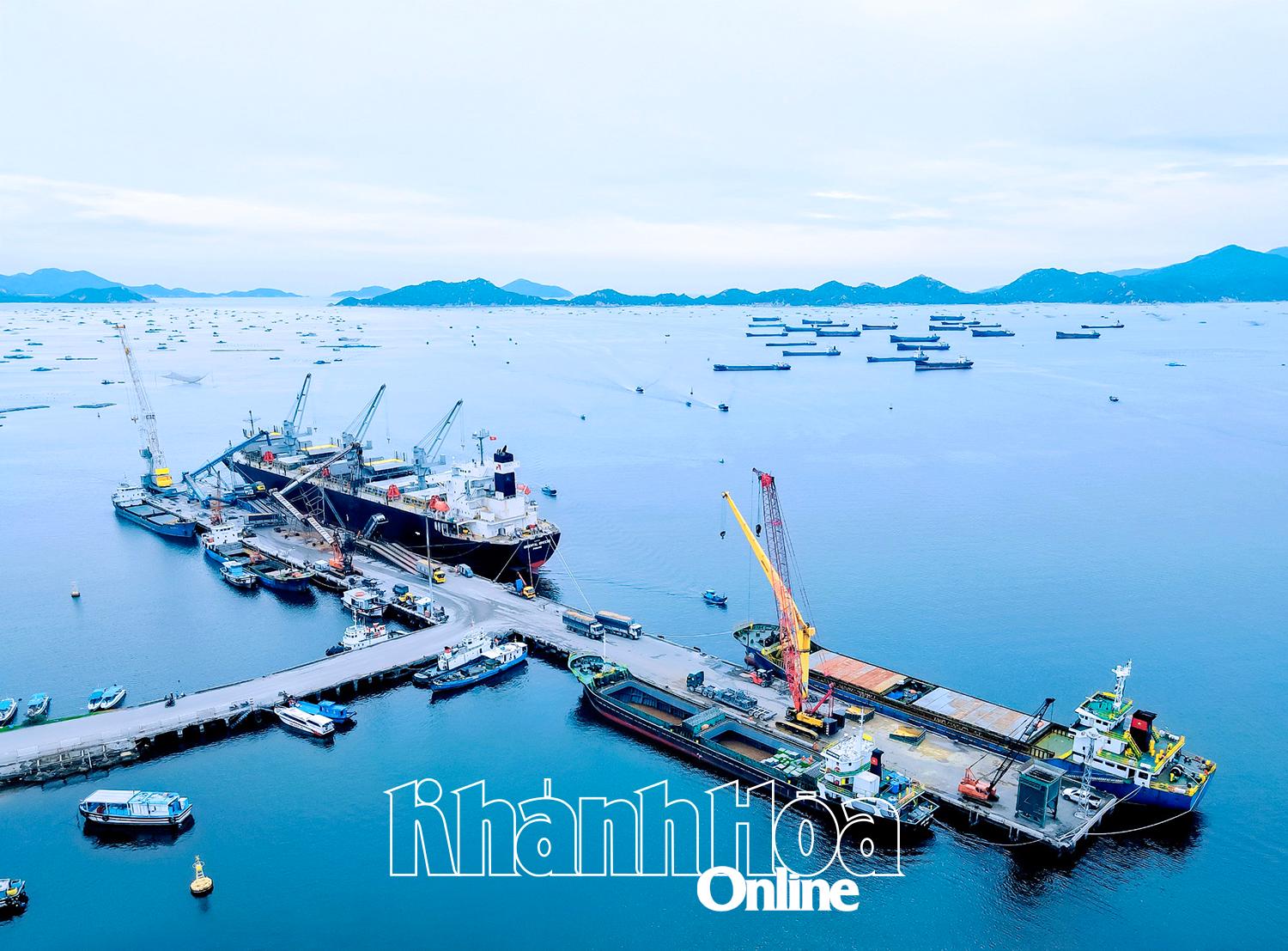 ជ្រុងមួយនៃកំពង់ផែ Cam Ranh ។