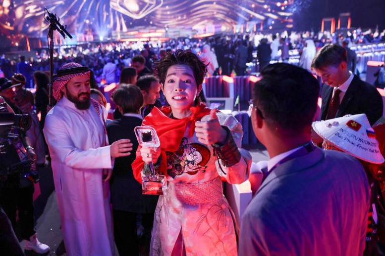 [動画] ベトナム代表が「Phu Dong Thien Vuong」の歌でIntervision 2025チャンピオンシップに優勝 - 写真5。