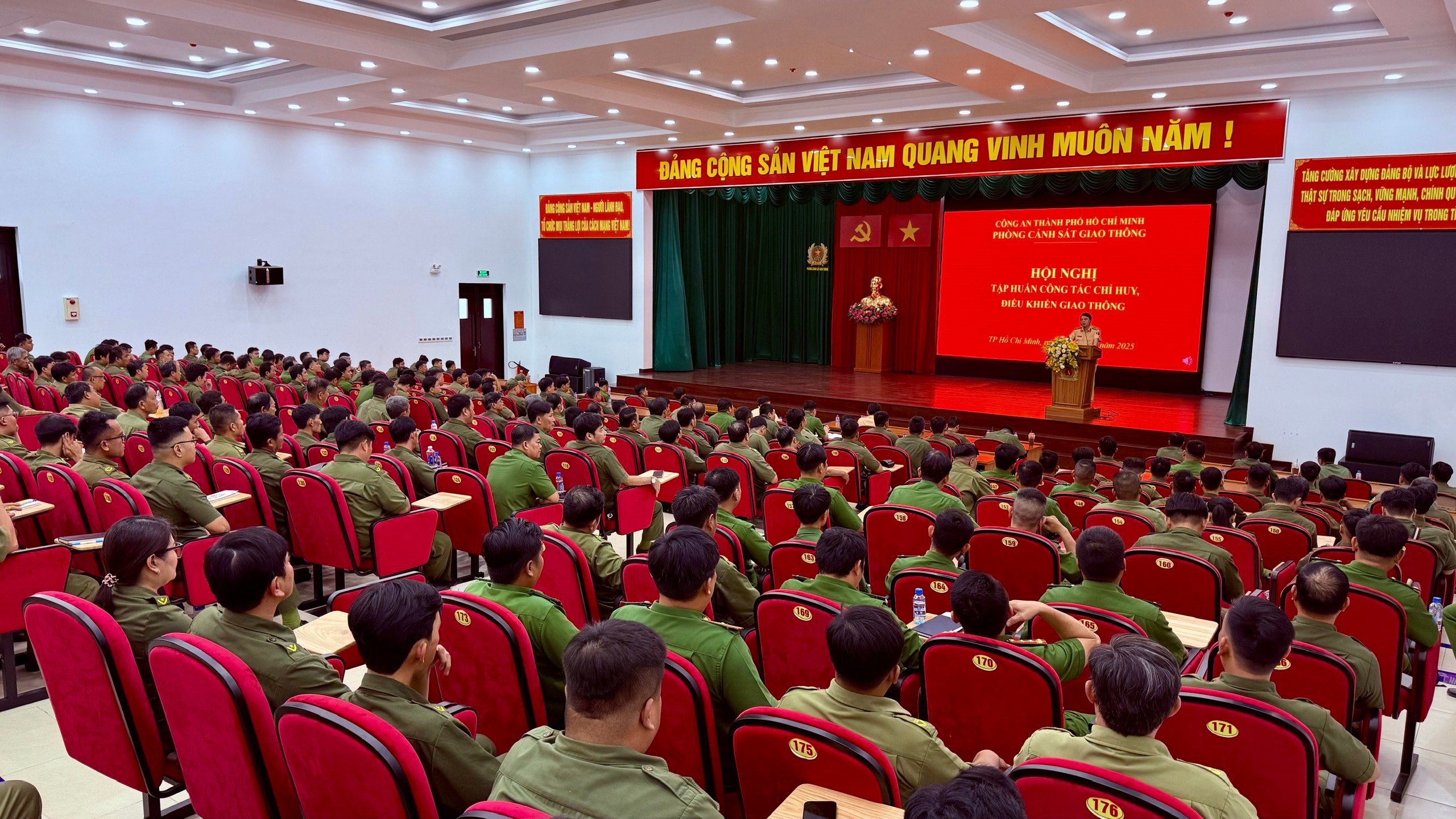 Công an xã ở TP.HCM sẽ tham gia điều tiết, xử lý vi phạm cùng CSGT- Ảnh 4.