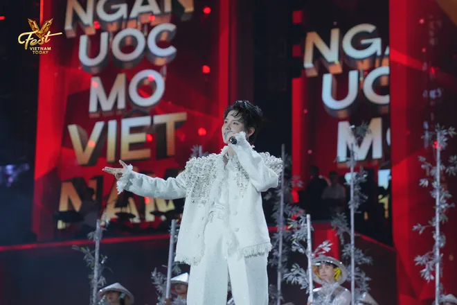 Vũ Cát Tường xuất hiện trong set diễn của mình với trang phục màu trắng thanh lịch.