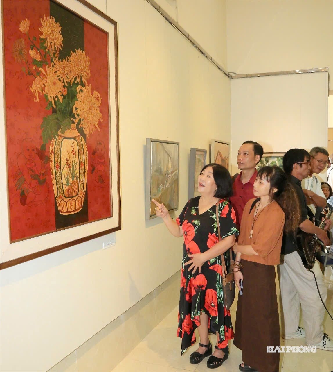 អ្នកស្រលាញ់សិល្បៈជាច្រើនបានទៅទស្សនាវិចិត្រសាលសិល្បៈ Red River Fine Arts Exhibition និងមជ្ឈមណ្ឌលវិចិត្រសិល្បៈ Hai Phong។