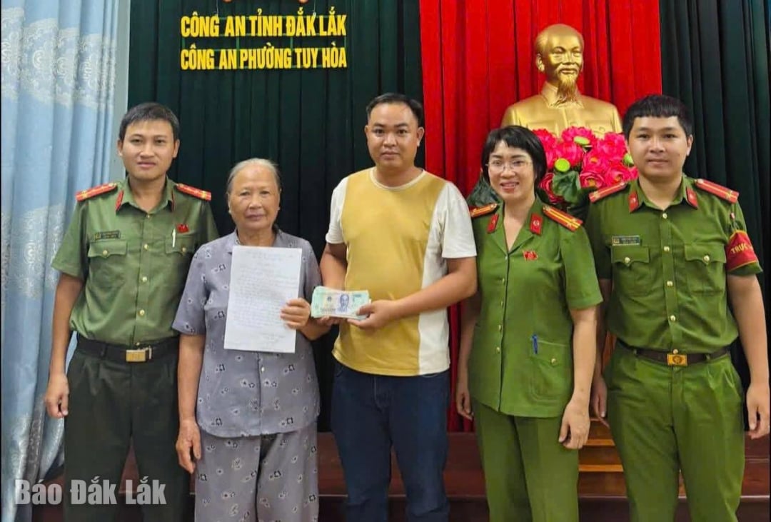 ប៉ូលីសសង្កាត់ Tuy Hoa បានប្រគល់ប្រាក់ទៅអ្នកដែលបាត់បង់វាវិញក្រោមសាក្សីរបស់លោក Dinh ។ រូបថត៖ ផ្តល់ដោយប៉ូលីស